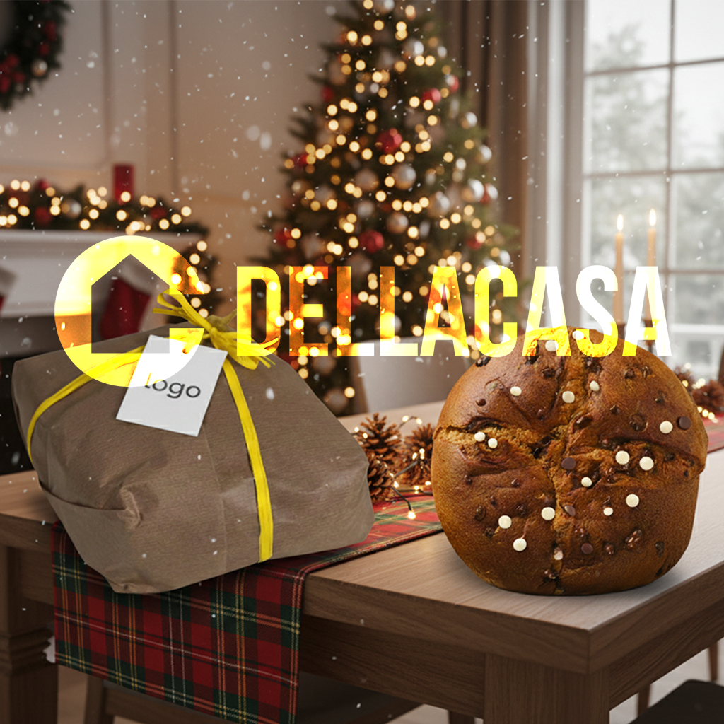 Panettone con Gocce ai 3 Cioccolati (senza lattosio) in cellophane neutro 750gr + Incarto a mano in carta avana millerighe (su richiesta anche colorata), colore della rafia/corda a scelta, cartellino piatto interamente personalizzabile. Su richiesta è possibile applicare il timbro e/o ceralacca.